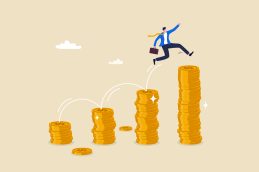 O desenho de uma pessoa que está pulando entre pilhas de moedas, representando o movimento de aumento salarial