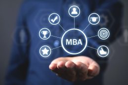 Uma pessoa com a palma da mão para cima e ícones digitais, onde um está escrito MBA e possui mais sete ramos com ícones associados ao MBA