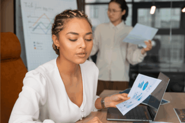 Trabalhadores de escritório usando gráficos de finanças