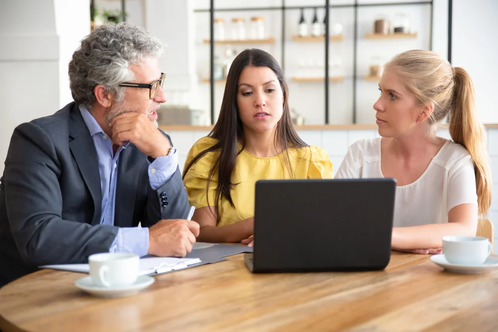 Família em reunião com consultor para revisar planejamento sucessório com holding familiar.