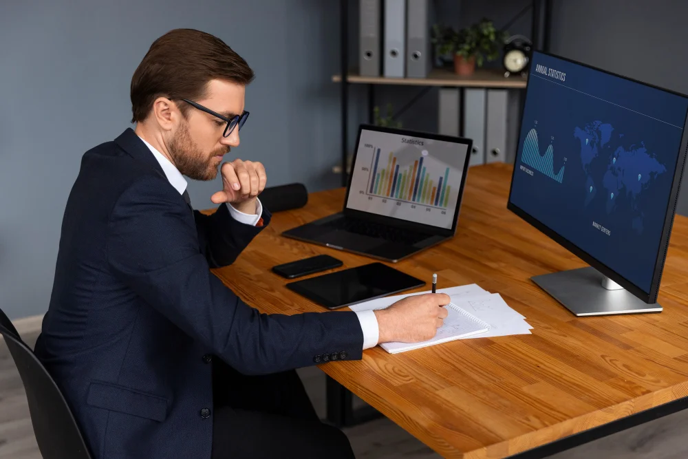 Profissional revisando declaração fiscal de criptoativos e stablecoins.